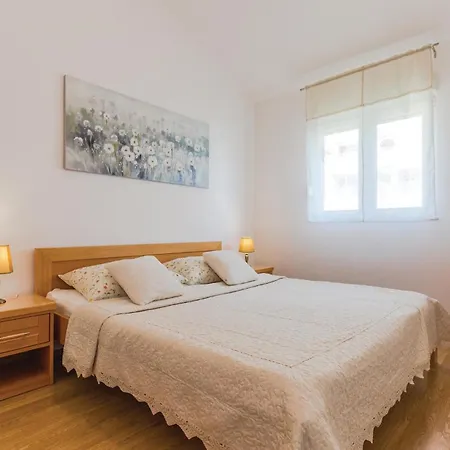 2 Bedroom Awesome In * Makarska