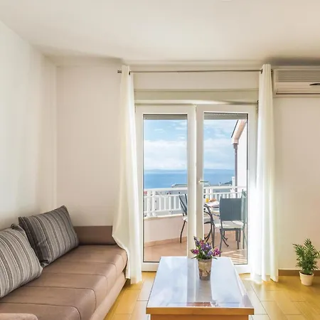 2 Bedroom Awesome In Apartment Makarska