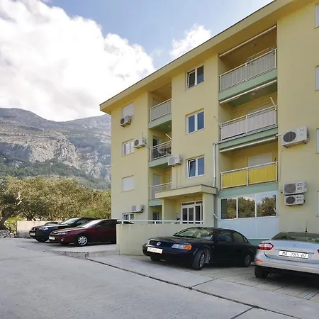 Apartment 2 Bedroom Awesome In Makarska