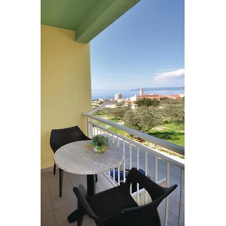 2 Bedroom Awesome In Apartment Makarska