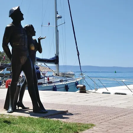 2 Bedroom Awesome In Apartment Makarska